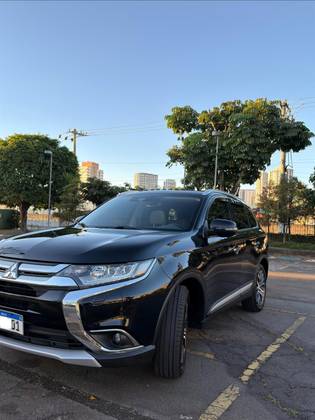 MITSUBISHI OUTLANDER 3.0 GT 4X4 V6 24V GASOLINA 4P AUTOMÁTICO MITSUBISHI OUTLANDER 3.0 GT 4X4 V6 24V GASOLINA 4P AUTOMÁTICO